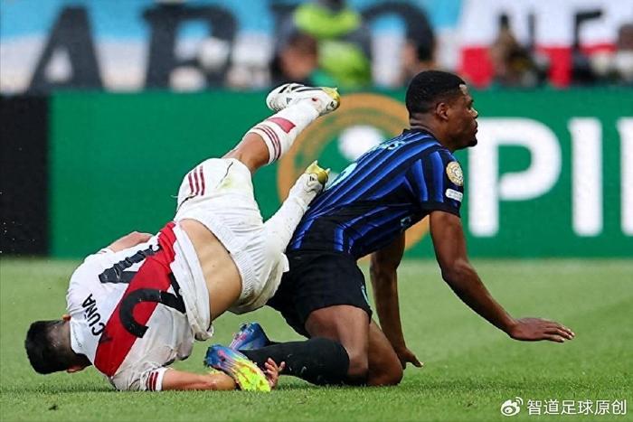 b体育网页版-曼城巴萨争夺29岁荷兰右后卫邓弗里斯 解约金仅2500万欧