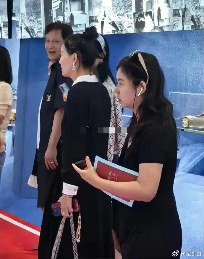 必一运动-范志毅带小17岁娇妻看展，被误认“父女”，爱情跨越年龄成焦点