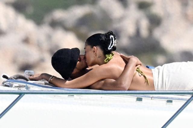 必一运动-打得火热🥰太阳报：贝林与女友在游艇热吻 游艇租金每周25000镑